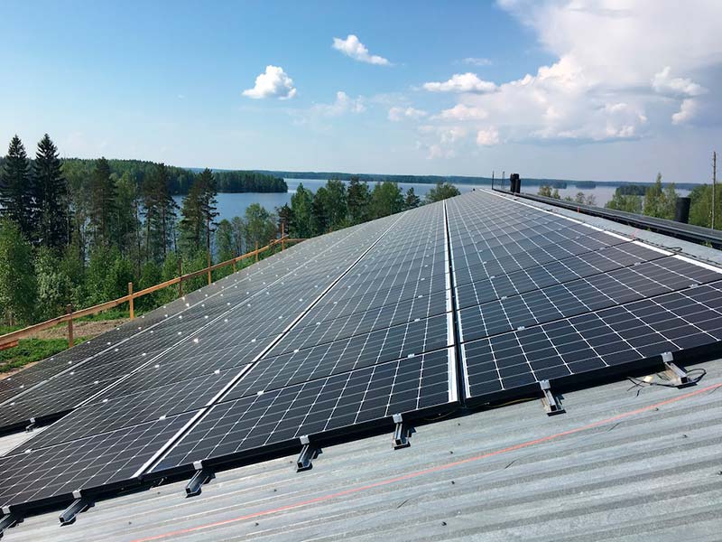 Aurinkopaneeleita asennettuna katolla. Kysy lisää meiltä Solarbiox Oy