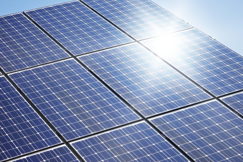 Maatilalle asennetut aurinkopaneelit hyödyntävät auringon energiaa tehokkaasti ja auttavat vähentämään tilan ostosähkön tarvetta.